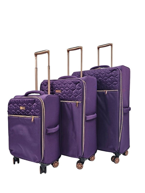 Colección de maletas Skyper: ¡donde el estilo se combina con un viaje sin esfuerzo! Presentamos la colección de maletas Skyper, una fusión perfecta de moda y funcionalidad, diseñada para mejorar tu experiencia de viaje. Esta impresionante colección viene en cuatro tamaños y una variedad de colores elegantes, que incluyen negro, morado, azul verdoso y gris, que satisfacen los diversos gustos de cada viajero. Características principales: • Cremallera en contraste de oro rosa: la maleta Skyper presta atención a los detalles. Su cremallera en contraste de oro rosa no solo agrega un elemento de elegancia y sofisticación, sino que también garantiza que tus pertenencias estén seguras con estilo. • Ruedas giratorias: dile adiós a las dificultades de manipular equipaje pesado. Cada maleta Skyper cuenta con ruedas giratorias de suave giro, que brindan una navegación sin esfuerzo por aeropuertos, calles y vestíbulos de hoteles. Las ruedas giratorias de 360 ​​grados otorgan una maniobrabilidad excepcional para una experiencia de viaje perfecta. • Bolsillo frontal: mantente organizado mientras te desplazas con el práctico bolsillo frontal. Ideal para guardar artículos esenciales de viaje como pasaportes, tarjetas de embarque y pequeños dispositivos electrónicos, este bolsillo accesible garantiza que sus artículos cruciales estén siempre a su alcance. • Material liviano: Viaje con comodidad con la construcción liviana de la maleta Skyper. Fabricada con materiales duraderos que mantienen el peso al mínimo, esta maleta le permite empacar más sin exceder los límites de equipaje. Perfecta para viajeros frecuentes y espíritus aventureros. Ya sea que se embarque en una escapada de fin de semana o un viaje de larga distancia, la colección de maletas Skyper le asegura viajar con estilo y facilidad. Mejore su viaje con esta impresionante maleta que combina a la perfección un diseño de moda con características prácticas, todo a un precio asequible. Actualice a la maleta Skyper y redefina su experiencia de viaje: ¡inteligente, elegante y sin complicaciones! Juego completo 3 tamaños | Cabina+ Mediana+ Grande, • Maleta de cabina de 20 pulgadas - Tamaño 56 x 36 x 22 cm Peso: 2,4 kg Capacidad: 46 litros • Maleta mediana de 25 pulgadas - Tamaño 72 x 44 x 26 cm Peso: 2,9 kg Capacidad: 90 litros • Maleta grande de 29 pulgadas - Tamaño 81,5 x 49 x 30 cm Peso: 3,4 kg Capacidad: 128 litros Nota: Este producto viene en un conjunto de varios tamaños, y obtendrá todos los tamaños que se ven en las imágenes.