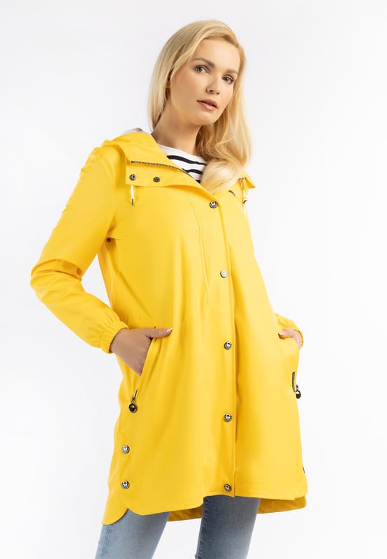 Kom elke regenbui in stijl door met de nieuwe A-vormige mackintosh van Schmuddelwedda. Het waterdichte en winddichte materiaal plus de gesealde naden maken het mogelijk. Aan de binnenkant zorgt een heerlijk zachte jersey-melange voering voor een comfortabel gevoel. Bijzonder praktisch zijn de drukknopen aan de zijopeningen, die zorgen voor veel beenruimte, die je bijvoorbeeld bij het fietsen nodig hebt. De grote capuchon met trekkoord en koord biedt bescherming, net als de ritsen op de zijzakken. Dubbele koorden met grote rubberen stoppers met logo en de voor het merk kenmerkende parapluprint op de borst zorgen voor visuele accenten.