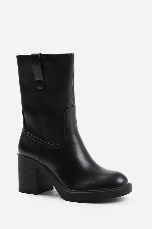 Wheres That From Womens 'Beau' Mid Calf Boot With Side Zip Make a bold fashion statement with our Beau Mid Calf Boot with Side Zip. These boots combine style and functionality, offering a unique and trendy addition to your shoe collection.Key Features:
Chunky Design: The chunky design of these boots adds a touch of edginess and flair to your outfit. The chunky sole and heel provide stability and support while giving you a confident and fashion-forward look.
Mid-Calf Length: The mid-calf length of these boots offers a balance between coverage and style.
Side Zip: The side zip closure makes these boots easy to put on and take off. The side zip adds convenience. This also adds a stylish and modern touch to the overall design.
Specifications:
Material: Faux Leather
Design: Chunky Chelsea mid-calf boots with side zip
Heel Height: 2.3' (5.8cm) approx
Boot Height: Mid-calf
Closure: Side zip closure for easy wear
Step up your fashion game with our Beau Mid Calf Boot with Side Zip. These boots offer a combination of style, comfort, and versatility, ensuring you make a lasting impression wherever you go. Embrace the chunky heel trend with these trendy and fashionable boots.