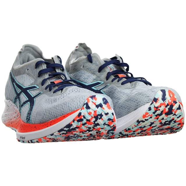 Las zapatillas de running para hombre ASICS Magic Speed están diseñadas para ofrecer a los corredores enfocados en la velocidad la tecnología y las características de rendimiento que necesitan para lograr sus mejores tiempos. Estas zapatillas están concebidas para maximizar tu eficiencia al correr y propulsarte hacia adelante.

Características Clave:

Entresuela Ride Solyte: Las zapatillas Magic Speed cuentan con la entresuela Ride Solyte de ASICS, diseñada para proporcionar una amortiguación ligera y receptiva. Esta tecnología de entresuela ofrece una experiencia cómoda y de apoyo para tus carreras más rápidas.

Tecnología Guidesole: La innovadora tecnología Guidesole crea un diseño de suela rocker, optimizando tu zancada y reduciendo la pérdida de energía. Esto fomenta la propulsión hacia adelante, haciendo que tus carreras sean más eficientes y menos cansadas.

Tecnología GEL: La amortiguación GEL está incluida en la parte trasera para mejorar la absorción de impactos, reduciendo el estrés en tus articulaciones y asegurando una experiencia de carrera suave y cómoda.

Parte Superior Transpirable: La parte superior está construida con materiales transpirables que permiten una ventilación adecuada, manteniendo tus pies frescos y cómodos incluso durante carreras intensas.

Suela AHARPLUS: La suela está hecha de goma de alta abrasión ASICS (AHARPLUS) para una excelente durabilidad y agarre en diversas superficies, asegurando que tengas un agarre confiable durante tus carreras rápidas.

Cierre con Cordones: El cierre tradicional con cordones permite un ajuste seguro y personalizable, garantizando que tus pies estén bien apoyados y estables durante las carreras a alta velocidad.

Plantilla OrthoLite X-40: La plantilla extraíble OrthoLite X-40 añade una mayor amortiguación y propiedades de control de humedad para mantener tus pies secos y cómodos.

Detalles Reflectantes: La seguridad es una prioridad, y estas zapatillas incorporan elementos reflectantes para mejorar la visibilidad en condiciones de poca luz, como en carreras de temprano en la mañana o por la noche.