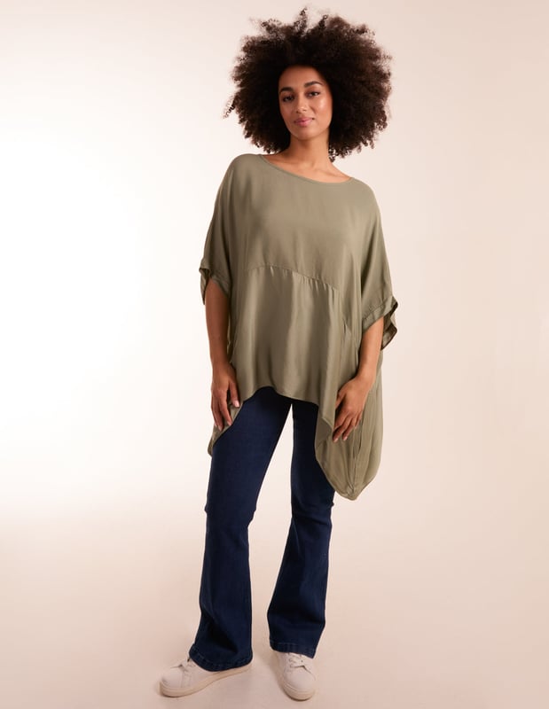 A satin oversized blouse perfectly teamed with wide leg trousers and pumps! A simple option that really doesn't need much to create the ultimate effortless look!