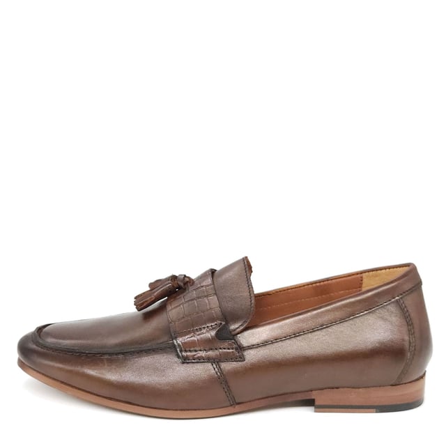 Elevate the everyday with Barking, a timeless loafer in high quality leather, complete with textured trims and tassel detailing for a trend-led touch.