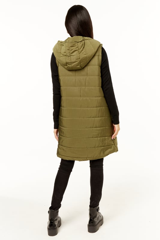 ¿Quién no quiere pasar todo el invierno envuelto en una chaqueta acolchada y esponjosa? Estos chalecos largos acolchados con capucha han vuelto y, con un ajuste relajado y cierre de cremallera, son perfectos para el día y se adaptan a todos los planes nocturnos.