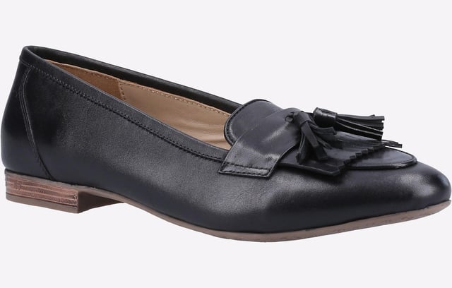 De Marissa kwastjesloafer is de ultieme toevoeging aan je kantoor garderobe deze zomer. Het slimme ontwerp heeft een kwastje en franje detail op de wreef, samen met een comfortabele inlegzool waardoor je voeten zich de hele dag door comfortabel voelen.
