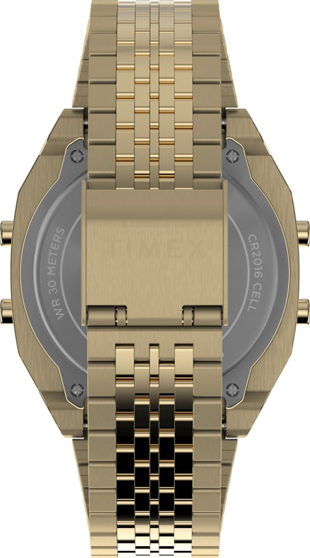 Dit Timex T80 Digitale Horloge voor Dames is het perfecte tijdsysteem om te dragen of cadeau te geven. De gouden vierkante kast, gecombineerd met de comfortabele gouden stainless steel horlogeband, zorgt ervoor dat je van dit prachtige horloge kunt genieten zonder concessies te doen. Aangedreven door een hoogwaardig quartz uurwerk en waterbestendig tot 3 bar, blijft je horloge tikken. Dit elegante, modieuze horloge, bezet met mooie stenen, is een perfect cadeau voor Nieuwjaar, een verjaardag, Valentijnsdag, enzovoort. Dit analoge horloge heeft een kalenderfunctie: Dag-Datum, Stopwatch, Alarm en Indiglo Licht. Hoogwaardige gouden stainless steel band van 20 cm lengte en 19 mm breed met een vouwsluiting. Kastafmetingen: 40 x 40 mm, kastdikte: 10 mm, kastkleur: goud en wijzerplaatkleur: LCD.