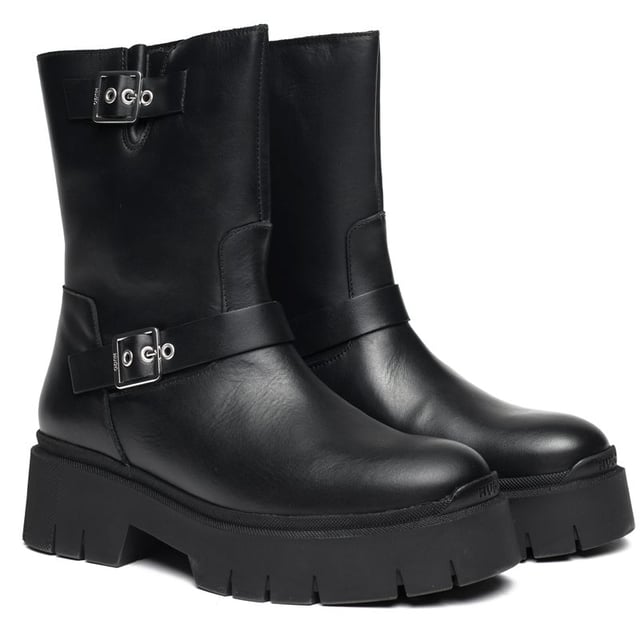 Hugo Kris Bootie Botas Este botín Kris de HUGO es una bota de estilo motero con tacón y suela de plataforma gruesa que combina un estilo atemporal con detalles cautivadores y seguros. Las hebillas plateadas y el refuerzo superior garantizan que sea fácil de poner y quitar y añaden un toque de estilo moderno a este básico de diseño. Estas botas altas combinan comodidad y moda, y marcan una clara declaración de estilo y personalidad.