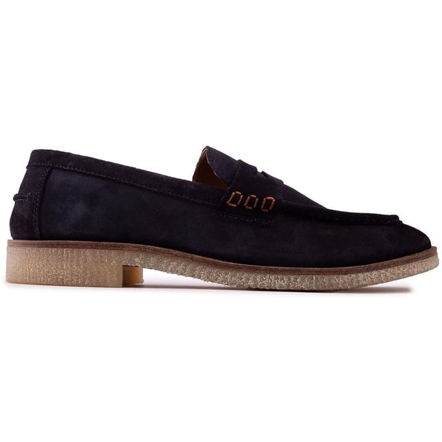 Deze suède loafers Morgan van Silver Street hebben een met de hand afgewerkt bovenwerk met een traditioneel ontwerp, een contrasterende zool en ingewikkelde penny-loaferdetails aan de voorkant. Een slimme toevoeging aan je garderobe en een keurige keuze, voor die smart-casual dagen in de stad of een avondje uit met vrienden in stijl.