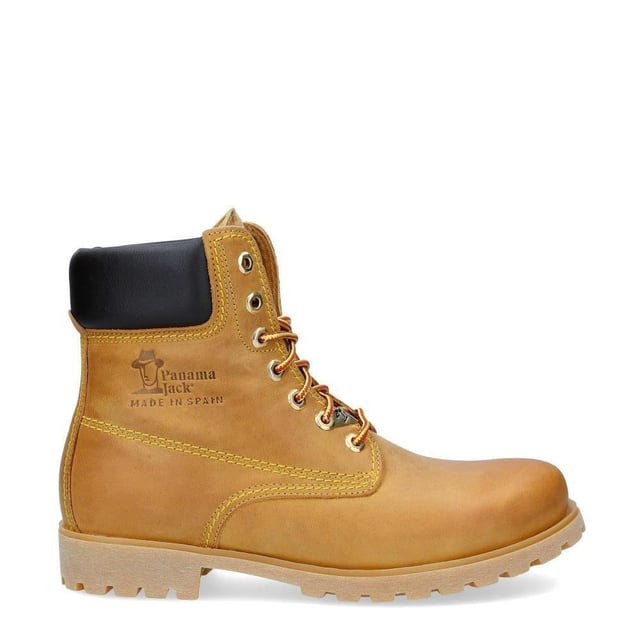 Steigen Sie mit Stil und Komfort aus mit Panama Jack-Stiefeln. Egal, ob Sie über schroffe Landwege wandern oder durch städtische Straßen navigieren, der originale Panama Jack 03 C1 Herren-Schnürstiefel ist Ihr perfekter Begleiter. Diese Stiefel zeichnen sich durch ein klassisches Design mit einer schlichten runden Spitze und einem dunkelbraunen, gepolsterten Lederkragen aus und strahlen zeitlose Eleganz aus. Die kontrastierenden roten und gelben Schnürsenkel sorgen für einen Farbtupfer, während die genähte karamellfarbene Commando-Sohle für Strapazierfähigkeit und Stabilität in jedem Gelände sorgt. Für die Herren sind die Schnürstiefeletten Tan Panama Jack 03 für Herren so konzipiert, dass sie den Elementen standhalten. Mit einem wasserdichten, glatten Nubuk-Obermaterial, einem weich gepolsterten Knöchelschaft und einem warmen Futter halten diese Stiefel Ihre Füße kuschelig und trocken. Das geprägte Logo an der Ferse und die silbernen sechseckigen Metallösen verleihen ihrem robusten Charme einen Hauch von Raffinesse. Hauptmerkmale: Klassisches Design: Die Panama 03-Stiefel vereinen Design, Qualität und Komfort nahtlos und bieten eine zeitlose Ästhetik für Männer und Frauen. Vielseitiger Tragekomfort: Egal, ob Sie die Straßen der Stadt erkunden oder Bergpfade erobern, diese Stiefel sind perfekt für alle Ihre täglichen Abenteuer. Wasserdichte Konstruktion: Diese Stiefel sind aus wasserdichtem Vintage-Nappaleder mit Lederfutter gefertigt und sorgen dafür, dass Ihre Füße bei jedem Wetter trocken und bequem bleiben. Anatomische Unterstützung: Genießen Sie verbesserten Komfort und Hygiene mit der anatomisch geformten Innensohle, die eine perfekte Passform für Ihre Füße bietet. Langlebig und rutschfest: Die Gummiaußensohle bietet Flexibilität, Haltbarkeit und rutschfeste Traktion und sorgt für Stabilität auf verschiedenen Oberflächen. Hergestellt in Spanien: Mit einer Schafthöhe von 18 cm werden diese Stiefel fachmännisch in Spanien gefertigt, um höchste Handwerkskunst und Qualität zu gewährleisten. Schlüpfen Sie in die Stiefel von Panama Jack und erleben Sie die perfekte Mischung aus Stil, Haltbarkeit und Komfort für Ihre alltäglichen Abenteuer. Diese Stiefel wurden für diejenigen entwickelt, die Wert auf Qualität und Handwerkskunst legen. Sie sind Ihr vertrauenswürdiger Begleiter, wohin auch immer Ihre Reise Sie führt.