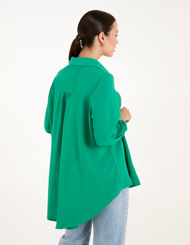 Need a workwear piece that shouts chic this summer? Discover this shirt, perfect for making a statement in the office.