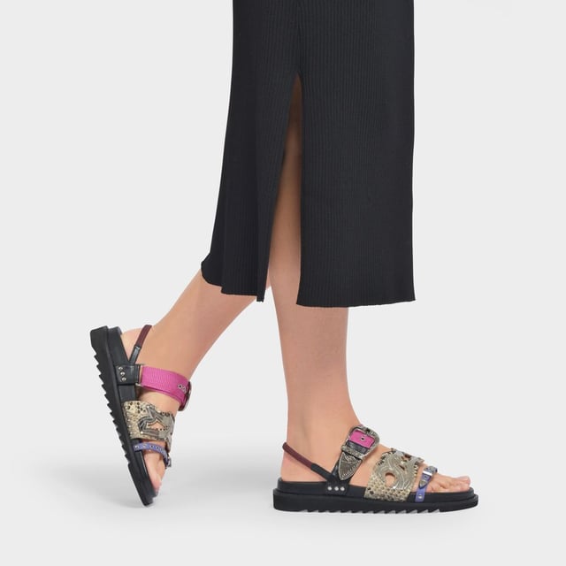 Met zijn Franse en Japanse wortels is dit avant-gardistische merk, opgericht in 1997, een cultfavoriet geworden. Speel met de contrasten en combineer deze sandalen met een zijden of gebreide maxi-jurk. Hakhoogte: 3,5 cm. Hoogte platform: 2 cm. Kleuren: Zwart. Hoofdmateriaal: glad kalfsleer. Materiaal Zool: Rubber. Materiaal voering: leer. Sluiting: enkelbandje met gespsluiting. Teenvorm: rond open. Pasvorm: op maat - Maatvoering: Europees.