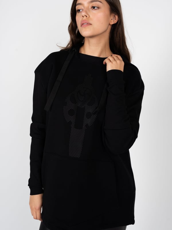 El color uniforme es un clásico que nunca pasa de moda. Elige entre una amplia gama de colores que se adaptarán perfectamente a cualquier estilo y ocasión, desde el uso diario hasta las combinaciones más elegantes.

La sudadera con capucha es la combinación perfecta de confort y estilo. El capuchón proporciona protección adicional contra el viento y el frío, mientras añade un toque deportivo a cualquier atuendo.

La impresión en el pecho atrae miradas y da a la sudadera un aspecto único. Elige entre una variedad de diseños y motivos que mejor expresen tu personalidad e intereses.

El gran bolsillo frontal de la sudadera no solo es una solución práctica, sino también un detalle con estilo. Guarda en él tus pequeños objetos o calienta tus manos en días más fríos, disfrutando de la comodidad y funcionalidad.

Los puños elásticos en las mangas aseguran un ajuste perfecto y comodidad adicional. Gracias a ellos, las mangas no se deslizan y la sudadera mantiene el calor, haciéndola ideal para cualquier época del año.

Fabricado en Italia, lo que garantiza la más alta calidad de fabricación y atención a cada detalle. La artesanía italiana es sinónimo de elegancia y durabilidad, apreciada por todos los amantes de la moda.