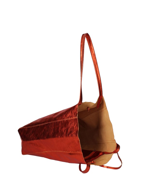 Bolso shopper para mujer. El cierre es con cordón de piel. Los bolsillos internos son uno con cremallera. Los bolsillos externos están ausentes. Falta la correa para el hombro. El mango es de piel. Hay un compartimento interno. El material exterior es piel auténtica laminada. Internamente está forrado en tejido 70% algodón - 30% poliéster. Medidas: 40x36x11 cm. Hecho en Italia