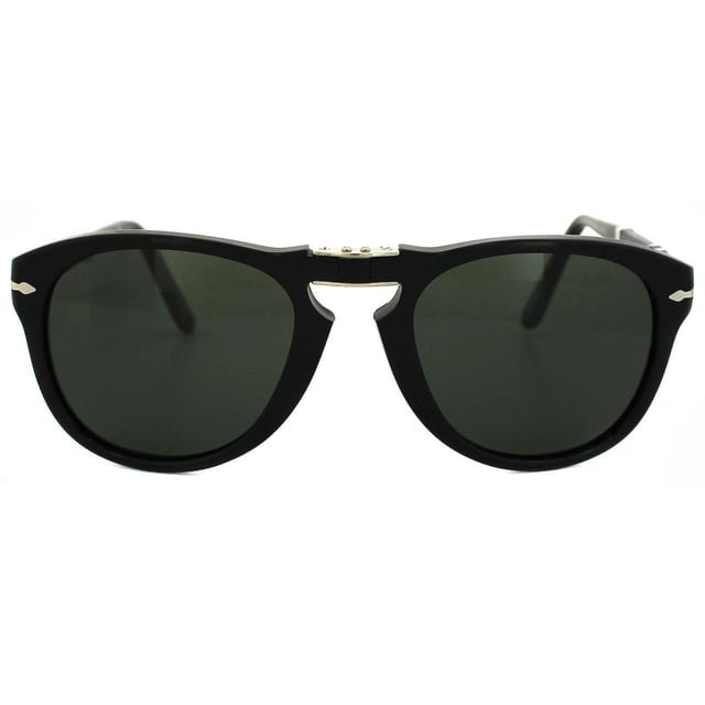 Gafas de sol Persol 714 95/31 Negro Verde, estas famosas monturas de Persol fueron usadas ampliamente por el rey del estilo Steve McQueen y los originales se vendieron por una gran suma en una subasta. Esta versión reciente presenta el mismo marco plegable, se pliega en el puente y en las patillas para un fácil almacenamiento y cuenta con la famosa flecha de Persol exhibida de manera prominente en la varilla. ¡Son altamente deseadas y extremadamente elegantes!