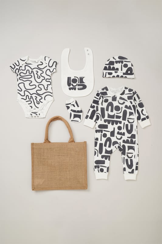 This Homegrown Baby printed 5-Piece Gift Set includes a cosy all-in-one, bodysuit, hat, and mitts. Made from soft 100% organic cotton, the set features 'Grow with Me' functionality for adjustable fit. Packaged in a mesh bag, it's the perfect gift for welcoming a new baby.