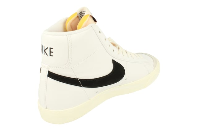 Zapatillas Nike Blazer Mid 77 VNTG con logo negro y blanco Blazer Mid 77 Zapatillas Altas, Zapatos Blancos, Zapatillas Altas Blancas Nike, 100% Cuero, Blazer Mid, Estilo Vintage, Garrapata Negra, Cierre De Cordón, Zapatillas Altas, Años 77, Insignia De La Marca En El Lado Del Zapato, Hecho En Indonesia