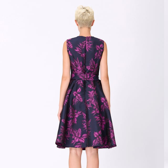 Een jurk die je silhouet benadrukt met glamour en elegantie. Gesproken lijfje, aantrekkelijke V -halslijn maar fatsoenlijke, brede stofgordel die de taille en royaal wijd uitlopende rok onderstreept. Volledig bekleed met satijnen stof, gesneden in een brokaatstof met "tropisch" patroon. Een cocktailitem om te exposeren tijdens je volgende avond of feest.
 
Productdetails:
 • Formulier: fit-and-flare
 • Lengte: 101 cm
 • Zonder mouwen
 • V kraag
 • Invisible Zipper Center Back
 • Toegevoegd riem