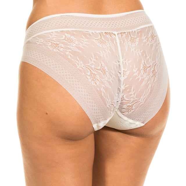 Magic Band pantyhose Janira 
 Crude Color 
 Elastic waistband, with fabric label detail and the name of the signature embroidered on the side. 
 Semitransparent lace fabric, throughout the design. 
 Soft and adaptable fabric. 
 Fabric like and breathable, leaves no marks. 
 Inner lining 
 Seams seen in tone. 

 Composition: 88% Polyamide. - 12% Elastane. 

 Care: 
 - Wash at max. 30º temperature. 
 - Do not use bleach. 
 - Do not use dryer. 
 - Do not iron. 
 - Do not dry clean.