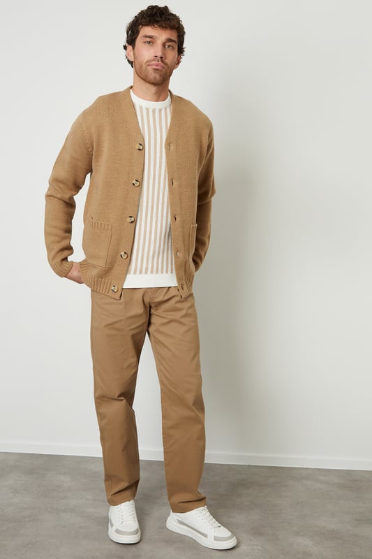 Be comfortable in style in this button down, knitted cardigan from Threadbare. With a V-neckline, ribbed cuffs and hem, this button up cardigan is the perfect addition to your wardrobe. Complete with branded metal tab above the hem, five mock horn buttons and two patch pockets. Made from a super-soft yarn with wool, this style is ideal for layering. Pair with dark denim jeans, a white t-shirt and boots for a stylish, casual look.