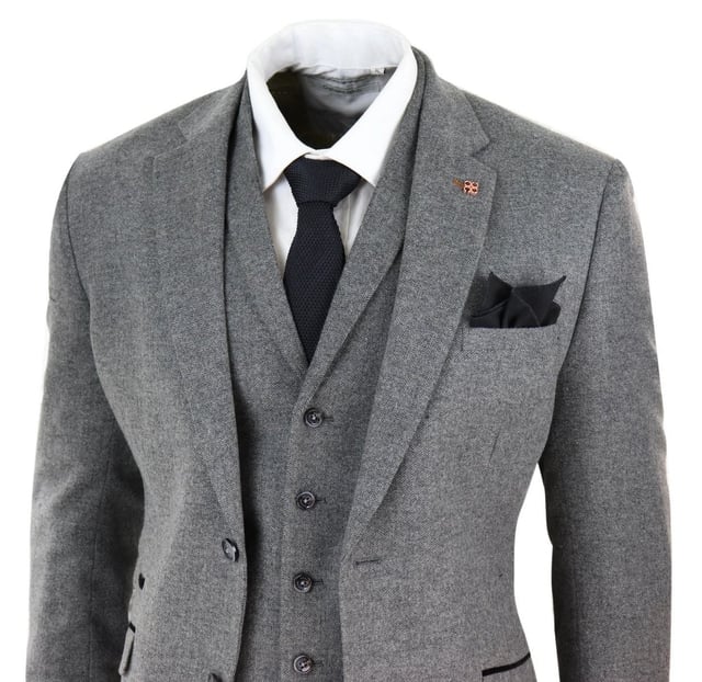 Un traje es un elemento básico clave en el guardarropa de cualquier hombre y este no es una excepción a esta regla no escrita. Elegante, elegante y sofisticado, luce perfecto con este traje de tweed de lana gris de tres piezas de primera calidad con diseño de espiga, que presenta un corte ajustado, con un ajuste más ceñido en el pecho y pantalones ajustados más estrechos. La chaqueta de dos botones tiene una caída hermosa y tiene una construcción de media lona que se adapta a la forma de tu cuerpo cuanto más la uses. Los ribetes de terciopelo en contraste en los bolsillos, los puños abotonados y una abertura trasera única le dan al traje un toque clásico de refinamiento. Un chaleco de tweed a juego completa el traje de tres piezas con un estilo de botonadura sencilla con bolsillos clásicos a medida y un ajustador trasero para garantizar que puedas crear tu ajuste ideal. El traje es atemporal y contemporáneo al mismo tiempo y te permite lucir lo mejor posible durante todo el día. Combínalo con un chaleco a juego, una camisa blanca y zapatos para un acabado elegante. - Nota: La cintura de los pantalones es 15 cm más pequeña que la talla correspondiente de la chaqueta. Por ejemplo, un abrigo de 34'' + pantalones de 28'', un abrigo de 36'' + pantalones de 30'', un abrigo de 38'' + pantalones de 32'', un abrigo de 40'' + pantalones de 34'', un abrigo de 42'' + pantalones de 36'', una chaqueta de 44'' + pantalones de 38'', una chaqueta de 46'' + pantalones de 40'', una chaqueta de 48'' + pantalones de 42'', una chaqueta de 48'' + pantalones de 44'' y una chaqueta de 52'' + pantalones de 46''.