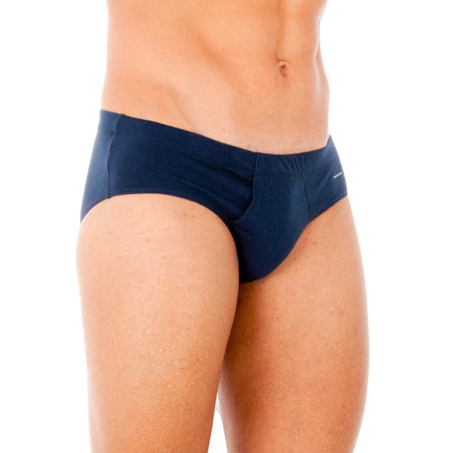Slip abierto caballero.
Cinturilla de goma elástica.
Detalle del nombre de la marca en el lateral.
Tejido transpirable.
Algodón adaptable.
Frontal anatómico con abertura lateral ,con capacidad de sujetar sin apretar.
 Composición: 100% Algodón
 Cuidados:
Lavar a mano a temperatura máx. 40º.
No utilizar lejía.
No permite el uso de secadora.
Planchar a temperatura máx. 130º.
No lavar en seco.
