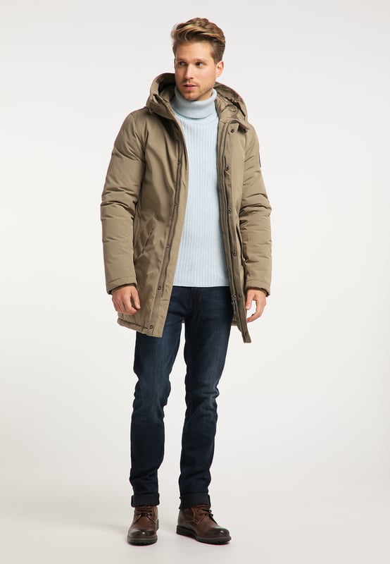 Klaar voor het winterseizoen? Met deze gewatteerde jas van Mo kom je gegarandeerd goed beschermd de koude winterdagen door. Het robuuste, licht glanzende buitenmateriaal voelt zacht aan en ziet er dankzij het katoengehalte sportief uit.  De rechte, klassieke vorm heeft een elastisch trekkoord aan de achterkant en biedt zo evenveel bescherming als de grote, gevoerde capuchon met trekkoord. De schuine klepzakken met drukknopen en een binnenzak bieden voldoende ruimte om belangrijke gebruiksvoorwerpen veilig op te bergen. Stabiele geribde manchetten en een grote coole logobadge op de bovenarm ronden het model af.
