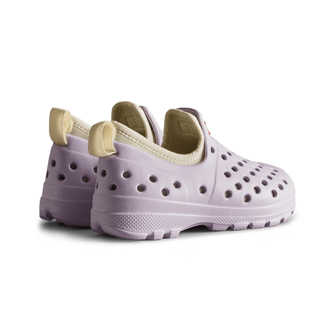 Protect feet on the beach with the Little Kids Water Shoe. Crafted with an ultra-lightweight and flexible EVA outsole, these kids water shoes feature a removable cushioning Airprene bootie that makes them comfier for longer and can be removed for fast drying after splashing around.