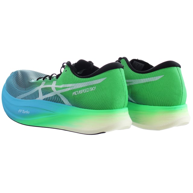 Los zapatos MetaSpeed ​​™ Sky+ Racing están diseñados para corredores de estilo Stride que buscan comenzar rápido y terminar más rápido. Los corredores que usan estos zapatos podrán tomar pasos más largos mientras conservan energía con cada paso.

Gracias a una espuma enérgica de la entresuela y una placa de carbono propulsora, los corredores que usan estos zapatos podrán conservar más energía mientras mantienen su ritmo en las últimas etapas de la carrera.