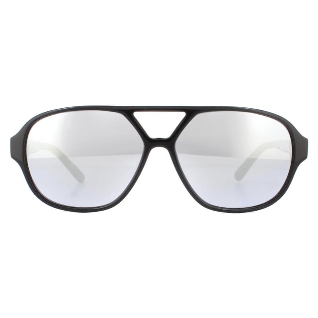 Las gafas de sol Calvin Klein CK18504S 001 Black Grey son de estilo retro con un elegante logotipo de Calvin Klein en las patillas.
