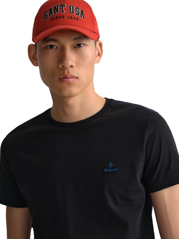 Gant Contrast Logo T-Shirt is a classic crew-neck tee with contrast color logo embroidery on the chest. Feature Short Sleeves and a Crew Neckline. Crafted With 100% Cotton, these Lightweight and breathable Regular Fit T-shirts are Machine Washable.