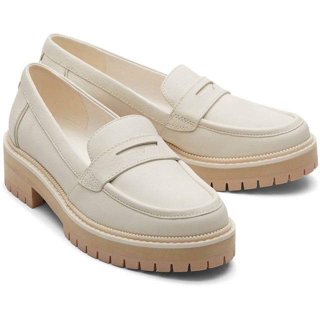 This slip-on shoe offers a modern take on the lug sole loafer trend. Inspired by the comfort of our bestselling boots, the must-have Cara features stylish leather uppers and a silhouette that looks great with jeans, skirts, dresses, and more.