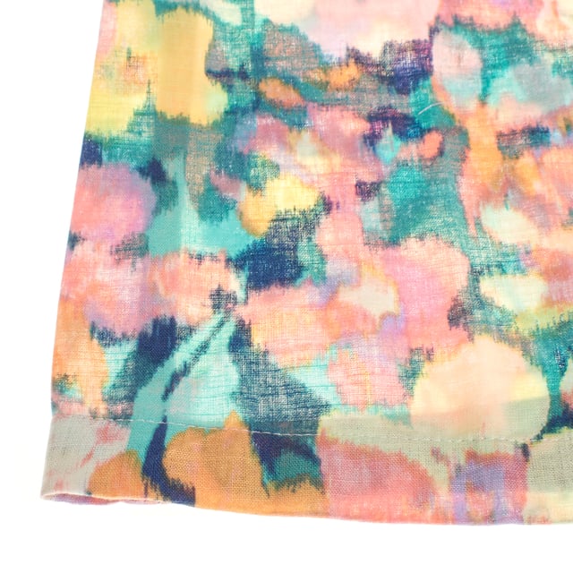 Este vestido de niña tiene un diseño encantador y alegre, perfecto para ocasiones informales. 

Presenta un escote cuadrado que añade un toque moderno, mientras que las mangas abullonadas con elástico en los puños le aportan volumen y un estilo romántico. 

La silueta recta del vestido permite un ajuste cómodo y relajado, garantizando libertad de movimiento. 

Es una prenda ligera y fresca, ideal para los días cálidos, combinando moda y comodidad de manera perfecta.
 Composición: 55% Lino, 45% Algodón
 Cuidados:
- Lavar a máquina máx 30ºC y ciclo delicado.
- Usar detergentes suaves.
- Usar secadora a baja temperatura.
- Planchar a bajas temperaturas.
- No lavar en seco.