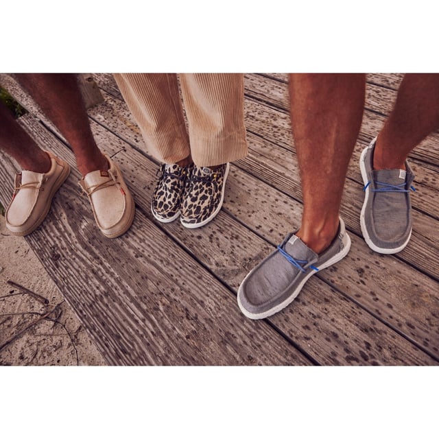 Der Wally Coastline Jute ist ein zweifarbiges, gewebtes Textilobermaterial, das zu 51 % aus recyceltem Material besteht, und bietet gepolsterten Halt und ein geringes Gewicht.