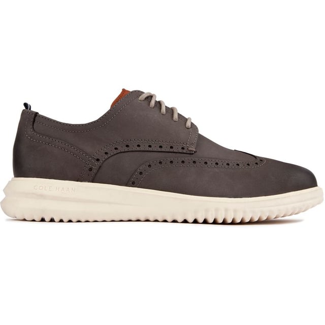 Luce elegante y siente la comodidad con los zapatos Grand+ Wingtip de Cole Haan. Confeccionadas con cuero nobuck rico con detalles brogue clásicos, estas puntas con cordones se realzan con la entresuela de EVA que amortigua cada paso. La plantilla moldeada reconforta tus pies mientras que la suela de goma proporciona tracción. Sumérgete en la sofisticación y camina erguido con lo mejor de Cole Haan.