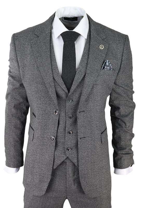 Elegante, elegante y sofisticado, luce perfecto con este traje de 3 piezas de primera calidad, que presenta un corte ajustado, con un ajuste más ceñido en el pecho y pantalones ajustados más estrechos. La chaqueta de dos botones cuelga hermosamente y tiene una construcción de media lona que se amolda a la forma de tu cuerpo cuanto más la uses. Los bolsillos de solapa en contraste y los puños abotonados le dan al traje un toque clásico de refinamiento. Un chaleco a juego completa el traje de 3 piezas con un estilo de botonadura sencilla con bolsillos clásicos a medida y un ajustador trasero para garantizar que puedas crear tu ajuste ideal. El traje es atemporal y contemporáneo al mismo tiempo y te permite lucir lo mejor posible todo el día. Combínalo con un chaleco a juego, una camisa blanca y zapatos para un acabado elegante. ¡Perfecto para cualquier ocasión elegante, formal, tradicional, vintage, retro, como bodas, bailes de graduación o fiestas! Ajuste a medida (entre ajustado y regular) ¡Muchos más estilos y colores disponibles en la tienda!