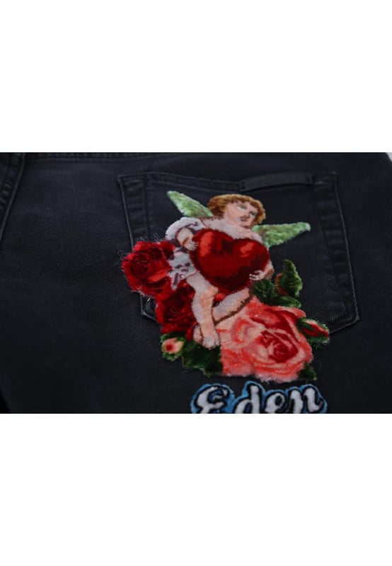 Modelo: Jeans ajustados  
Color: Negro  
Material: 98% algodón 2% elastano  
Cierre de cremallera y botón  
Detalles del logo  
Hecho en Italia