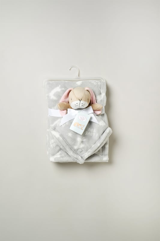 This adorable Guess How Much I Love You comforter makes the perfect gift for the little one in your life. Features a cuddly comforter with an all-over print and a cuddly bunny toy. Machine washable to ensure easy care.