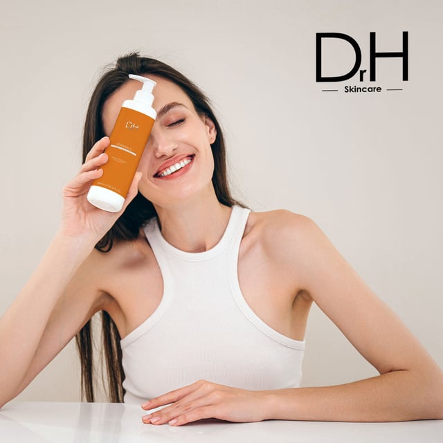 Mit dem Dr. H Vitamin C Anti-Ageing Cleanser erhalten Sie einen strahlenden und jugendlichen Teint. Diese sanfte und dennoch wirksame Formel mit Vitamin C (Ascorbyl Glucosid) und feuchtigkeitsspendender Aloe Vera hellt die Haut auf und glättet sie, während feine Linien und Fältchen gemildert werden. Acetyl Hexapeptide-8 hilft, die Haut zu straffen und aufzupolstern, während Glycerin die Haut tiefgehend mit Feuchtigkeit versorgt und sie weich und geschmeidig macht. Dieser Reiniger entfernt effektiv Make-up und Unreinheiten und hinterlässt Ihre Haut erfrischt und revitalisiert.