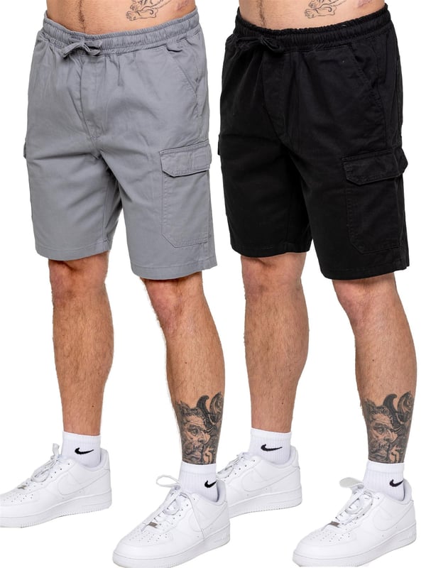 Kruze | 2er-Pack Herren Cargo-Shorts - BLK/LTGREY Rüsten Sie Ihre Freizeitgarderobe mit den Kruze Chino Cargo Shorts auf, die sowohl für Komfort als auch Funktionalität entwickelt wurden. Mit einer mittleren Leibhöhe und regulärer Passform bieten diese Shorts einen lässigen Look. Der elastische Bund mit verstellbarem Kordelzug sorgt für eine sichere und individuelle Passform. Ausgestattet mit zwei seitlichen Eingrifftaschen, zwei geräumigen Cargotaschen mit Klettverschluss und zwei Gesäßtaschen bieten diese Shorts viel Stauraum für Ihre Essentials. Hergestellt aus langlebigem, nicht dehnbarem Chino-Stoff, sind sie perfekt für den täglichen Gebrauch.