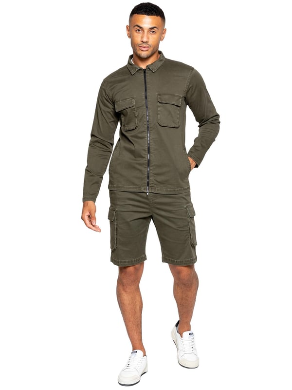 Conjunto de ropa Enzo Mens Cargo. Manga larga, cremallera, cuello, sobrecamisa carga. Dos bolsillos de carga planos delanteros con cierre Velcro. Dos bolsillos laterales. Adornos cosidos en mangas y dobladillo. Conjunto completado con pantalones cortos de carga. Cintura elástica con cordón ajustable. 5 Diseño de bolsillo. 2 bolsillos laterales, 2 bolsillos cargo con cierre Velcro. Bolsillo trasero único con costura. Media altura, pantalones cortos de ajuste regular.
