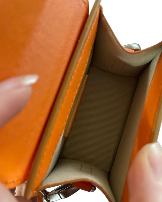 VINTAGE, RRP AS NEW
Add a pop of color to your ensemble with the Jacquemus Le Chiquito Mini Signature Top Handle Bag in a vibrant orange hue. This mini top-handle bag boasts a structured silhouette. The bag is finished with the brand's signature logo lettering, giving it an elegant touch. With a removable crossbody strap for versatility and a magnetic closure for security, this Jacquemus Le Chiquito Mini Signature Top Handle Bag is the perfect accessory to elevate your look.
Jacquemus Le Chiquito Mini Signature Top Handle Bag in Orange Leather
Condition: Excellent
Sign of wear: No
Material: Leather
Color: Orange
Dimensions:  
Length: 130 mm
Width: 70 mm
Height: 95 mm
SKU: 358559 / NAPBKGBBA337801W  
Size: One Size