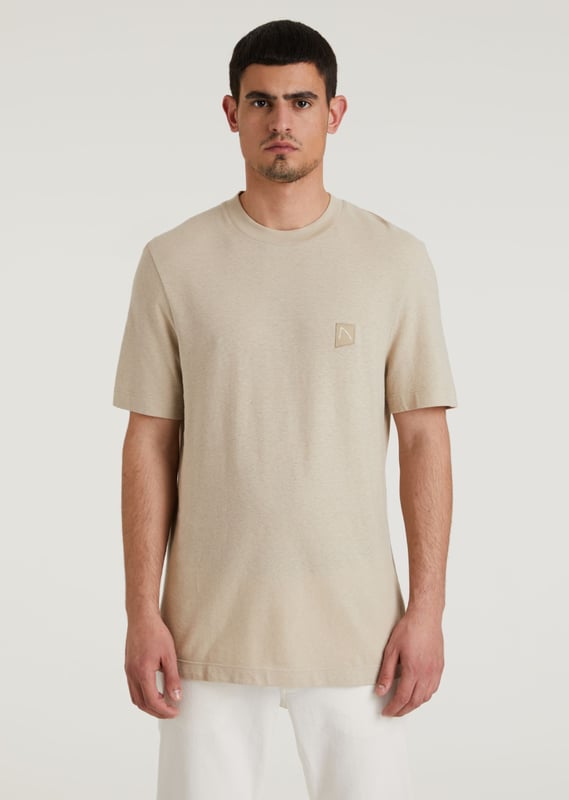 Airy, basic T-shirt from CHASIN' the Ethan Linen. This shirt has a round neck, short sleeves and a regular fit. This item is made of a cotton/linen mix, which makes it feel airy and soft.