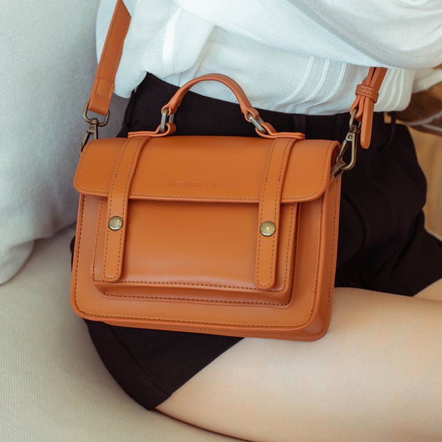 Tradition meets modernity! With the brand new Satchel handbag, Victoria Hyde London quotes traditional satchels and adapts the style of the past to our modern times. The brown handbag opens with two golden buttons. When you open the bag, three compartments, including one with a zip, immediately catch your eye. This means your essentials are always perfectly stowed away and organised. Your new favourite piece can be worn casually as a crossbody bag, cool over the shoulder or elegantly in the hand. The golden accents of this brown handbag stylishly round off the look of the bag. Dimensions: 19cm x 15cm x 6cm, Length of the carrying strap: 96.5cm,  Height of the carrying strap: 47cm