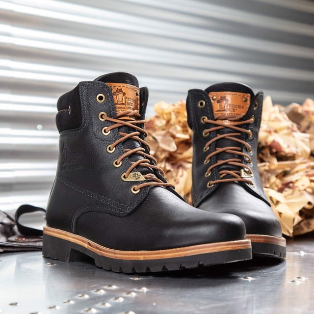 Steigen Sie mit Stil und Komfort aus mit Panama Jack-Stiefeln. Egal, ob Sie über schroffe Landwege wandern oder durch Stadtstraßen navigieren, der originale Panama Jack 03 C27 Herren-Schnürstiefel ist Ihr perfekter Begleiter. Im klassischen Design mit schlichter runder Spitze und schwarzem, gepolstertem Lederkragen strahlen diese Stiefel zeitlose Eleganz aus. Die kontrastierenden Schnürsenkel sorgen für einen Farbtupfer, während die genähte schwarze Commando-Sohle für Haltbarkeit und Stabilität in jedem Gelände sorgt. Für die Herren sind die schwarzen Panama Jack 03 Schnürstiefeletten für Herren so konzipiert, dass sie den Elementen standhalten. Mit einem wasserdichten, glatten Nubuk-Obermaterial, einem weich gepolsterten Knöchelschaft und einem warmen Futter halten diese Stiefel Ihre Füße kuschelig und trocken. Das geprägte Logo an der Ferse und die silbernen sechseckigen Metallösen verleihen ihrem robusten Charme einen Hauch von Raffinesse. Hauptmerkmale: Klassisches Design: Die Panama 03-Stiefel vereinen Design, Qualität und Komfort nahtlos und bieten eine zeitlose Ästhetik für Männer und Frauen. Vielseitiger Tragekomfort: Egal, ob Sie die Straßen der Stadt erkunden oder Bergpfade erobern, diese Stiefel sind perfekt für alle Ihre täglichen Abenteuer. Wasserdichte Konstruktion: Diese Stiefel sind aus wasserdichtem Vintage-Nappaleder mit Lederfutter gefertigt und sorgen dafür, dass Ihre Füße bei jedem Wetter trocken und bequem bleiben. Anatomische Unterstützung: Genießen Sie verbesserten Komfort und Hygiene mit der anatomisch geformten Innensohle, die eine perfekte Passform für Ihre Füße bietet. Langlebig und rutschfest: Die Gummiaußensohle bietet Flexibilität, Haltbarkeit und rutschfeste Traktion und sorgt für Stabilität auf verschiedenen Oberflächen. Hergestellt in Spanien: Mit einer Schafthöhe von 18 cm werden diese Stiefel fachmännisch in Spanien gefertigt, um höchste Handwerkskunst und Qualität zu gewährleisten. Schlüpfen Sie in die Stiefel von Panama Jack und erleben Sie die perfekte Mischung aus Stil, Haltbarkeit und Komfort für Ihre alltäglichen Abenteuer. Diese Stiefel wurden für alle entwickelt, die Wert auf Qualität und Handwerkskunst legen und sind Ihr vertrauenswürdiger Begleiter, wohin auch immer Ihre Reise Sie führt