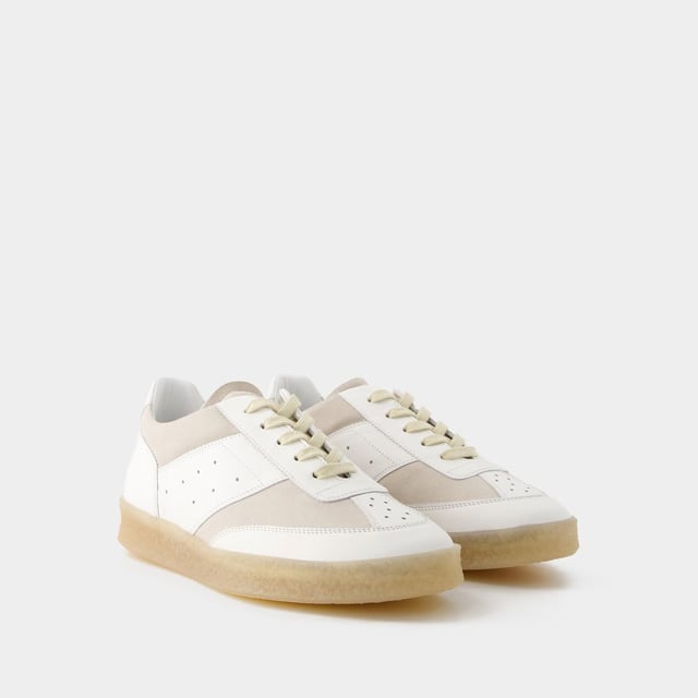 Die 6 Court Sneakers von MM6 Maison Margiela aus weißem Leder verkörpern die avantgardistische Ästhetik der Marke. Die Sneakers wurden sorgfältig entworfen und verfügen über eine klassische niedrige Silhouette, die durch subtile Details aufgewertet wird, die einen zeitgenössischen Touch verleihen. Hochwertiges Leder sorgt für lang anhaltenden Tragekomfort, während die weiße Farbpalette eine schlichte, vielseitige Ästhetik hinzufügt. Die 6 Court Sneakers von MM6 Maison Margiela sind das perfekte Accessoire für alle, die nach einer Mischung aus Minimalismus und Raffinesse suchen. Farbe: weiß - White. Hauptmaterial: gegerbtes Kalbsleder. Sohlenmaterial: Gummi. Futtermaterial: Leder. Verschluss: einfach reinschlüpfen. Form der Kappe: rund offen. Schuhe: größengerecht - Sizing: Europäisch.