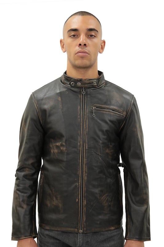 La piel de vaca se ha ganado su estatus como favorita en la categoría de chaquetas de motociclista, trabajando para hacer de esta chaqueta una opción duradera y práctica para todas las estaciones. Esta chaqueta está diseñada para tener un ajuste personalizado y es ligeramente más corta en longitud para emular las chaquetas de motocicleta clásicas de los años 20. Este tipo de ajuste funciona bien con el cuello estilo mandarín clásico para producir una estética muy limpia y simple. El icónico color negro vintage tiene espacio para brillar, ya que la parte delantera de la chaqueta se mantiene simple con un bolsillo con cremallera en el pecho y dos bolsillos sutiles para las manos en la cintura. Esta prenda también cuenta con un panel de cinturón trasero y puños con cremallera para brindar ese paso adicional en comodidad. • 100% cuero de vaca encerado genuino • Cremallera delantera YKK • Panel de cinturón trasero • Puños con cremallera • Dos compartimentos de almacenamiento internos y tres bolsillos exteriores • Ajuste personalizado y longitud más corta • Con un cuello mandarín clásico