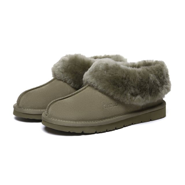 This cozy slipper with a central seam and a full collar offer an invitation to indulge in unparalleled comfort. Crafted with a lining and insole made from-Sheepskin, it provides breathable warmth for chilly feet.

Specification:
Suede Upper
Warm Sheepskin Wool Lining
Soft Sheepskin Wool Insole
Eva Sole

Technologies:
Water Resistance Upper
Light Weight Outsole