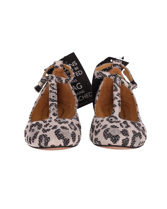 This Chloe flats is designed with leopard print with t-straps and round toe. Perfect for preppy teens out there who wants to experiment in fashion. Match with a midi dress for dainty look.
Chloe Leopard Print T-Strap Flats in Multicolor Canvas
Color: multicolor
Material: Canvas
Size: EU36.5
Condition: new with tag
Sign of wear: No
SKU: 167088