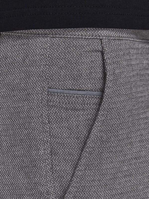 Klassieke chino shorts met riemlussen, paspelzakken op de achterkant en steekzakken in een tijdloze look.