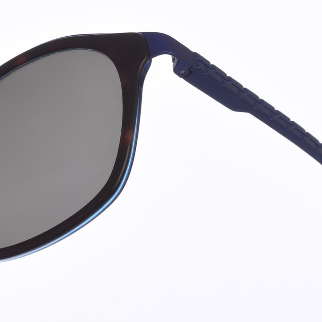 Gafas de sol Zen con montura de acetato y metal.
Color Habana-azul
Forma butterfly.
Lentes de color Marrón
Patillas de acetato y metal.
100% Protección UV. 
Incluye una funda neutra de tela.

Medidas  Alto lente: 49 mm
Ancho lente: 54 mm.
Puente: 16 mm.
Patillas: 145 mm.


Limpieza y manutención:
-Limpiar las gafas con agua y jabón (neutro).
- No utilice paños sucios o abrasivos, que puedan alterar las características de los filtros.
- Utilice solo accesorios y repuestos originales.