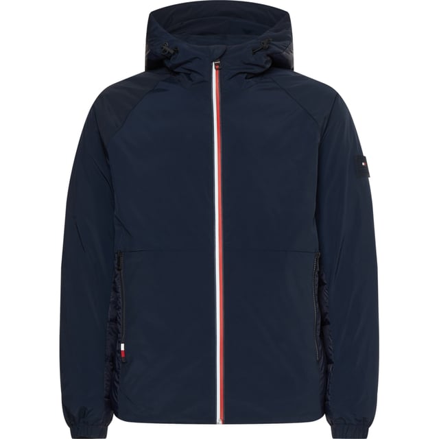 Chaqueta para hombre de la marca Tommy Hilfiger en color azul. La chaqueta está hecha de poliéster reciclado y tiene un corte regular. En el pecho lleva el icónico logo de Tommy.  Marca: Tommy HilfigerNombre del modelo: Mix Media Hooded JacketCategoría: chaqueta de hombreMateriales: poliéster recicladoColor: azul